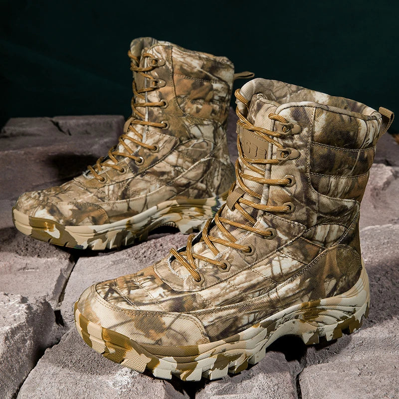 bota tática masculina, bota camuflada militar, bota antiderrapante aventura, bota de trilha masculina, bota tática camuflada, bota militar resistente, bota outdoor masculina, bota para caça e acampamento, bota camuflada conforto térmico, bota militar impermeável