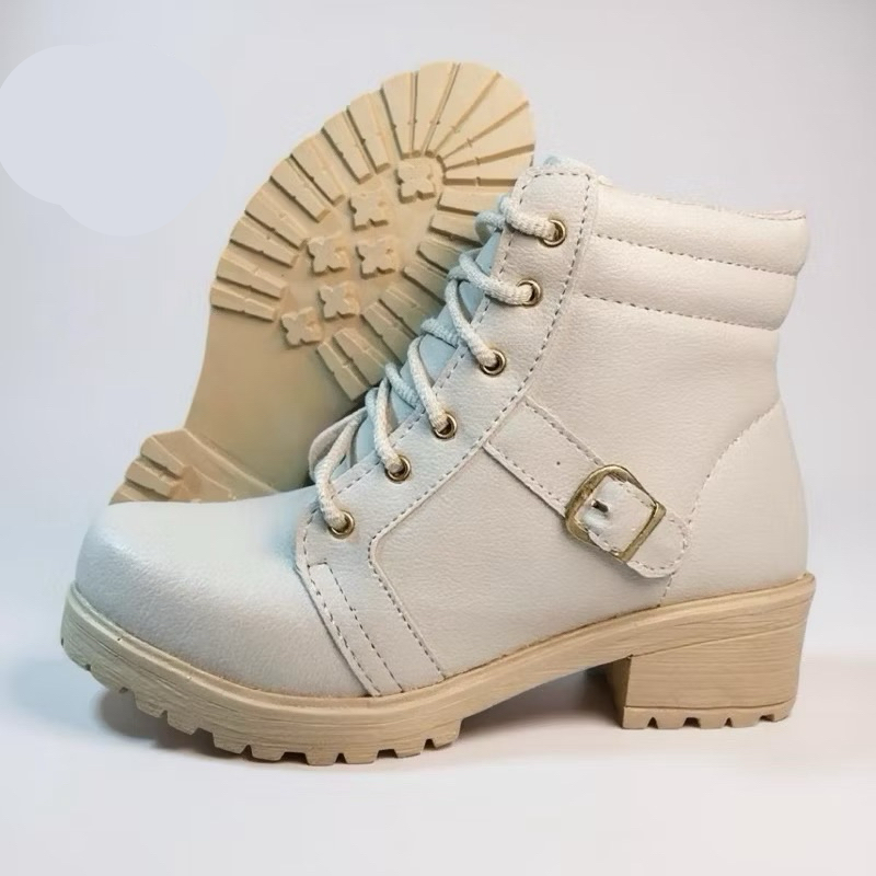 bota feminina, coturno feminino, bota cano curto, bota tratorada, bota off white, bota preta feminina, bota confortável, moda inverno 2025, bota feminina tendência, bota casual feminina, coturno feminino inverno, bota feminina estilosa, bota com salto médio, bota fashion, bota com fivela
