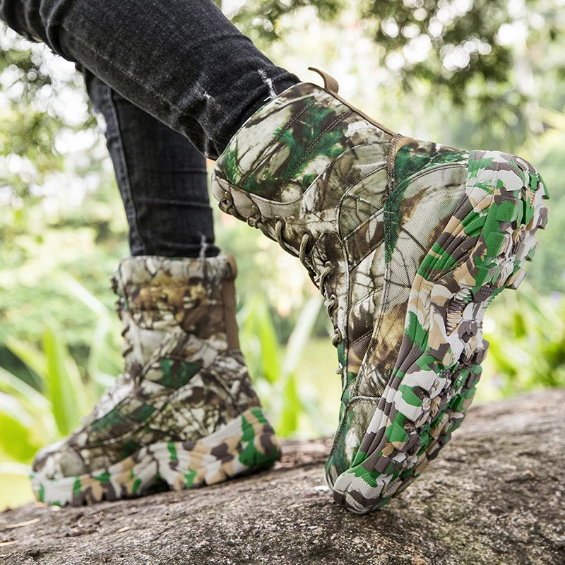 bota tática masculina, bota camuflada militar, bota antiderrapante aventura, bota de trilha masculina, bota tática camuflada, bota militar resistente, bota outdoor masculina, bota para caça e acampamento, bota camuflada conforto térmico, bota militar impermeável